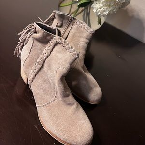 Matisse grey, suede, tasseled boots
Women’s 8.5
Beautiful condition!